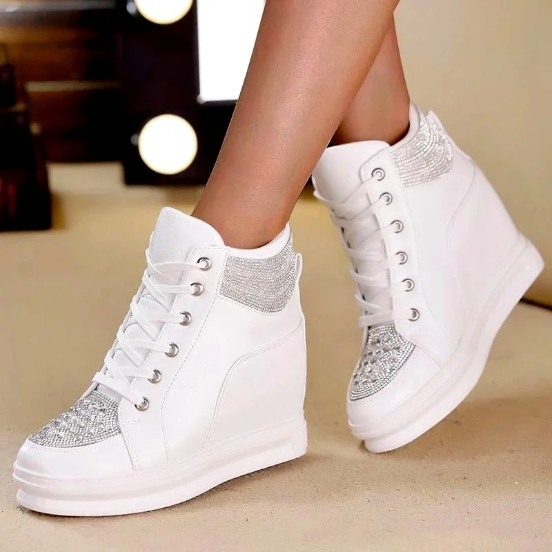 女性のためのラインストーン付きレザーブーツ 足首までの長さ カジュアル ウェッジヒール 黒と白 春と秋 新しいコレクション