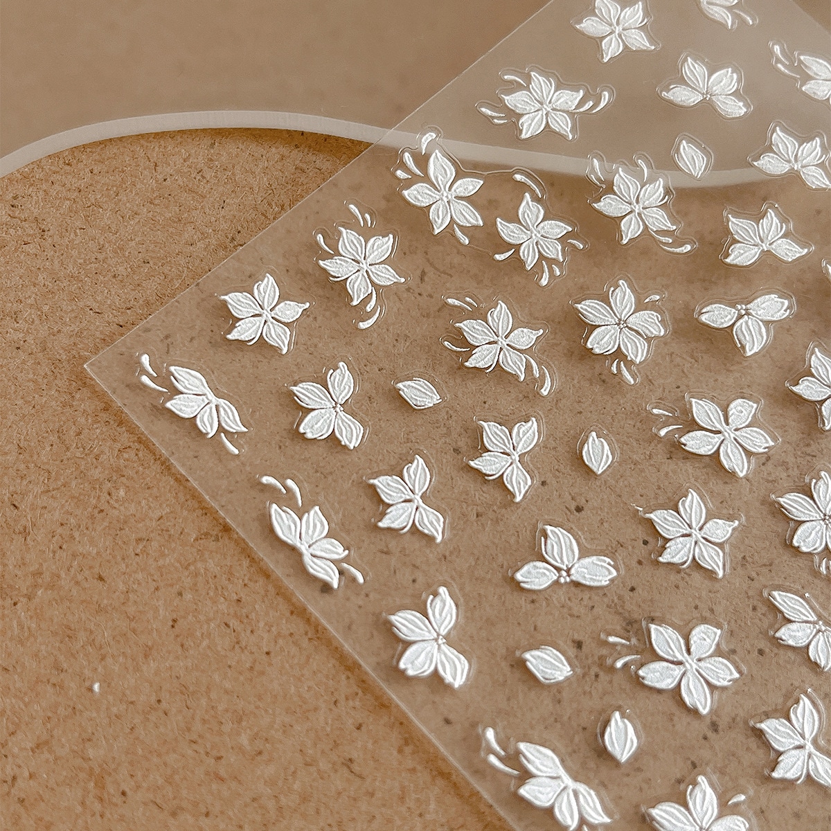 【1点ご購入 で10点プレゼントいたします】手描きネイルシール白い花5つの花びら爪飾り小さなアップリケ