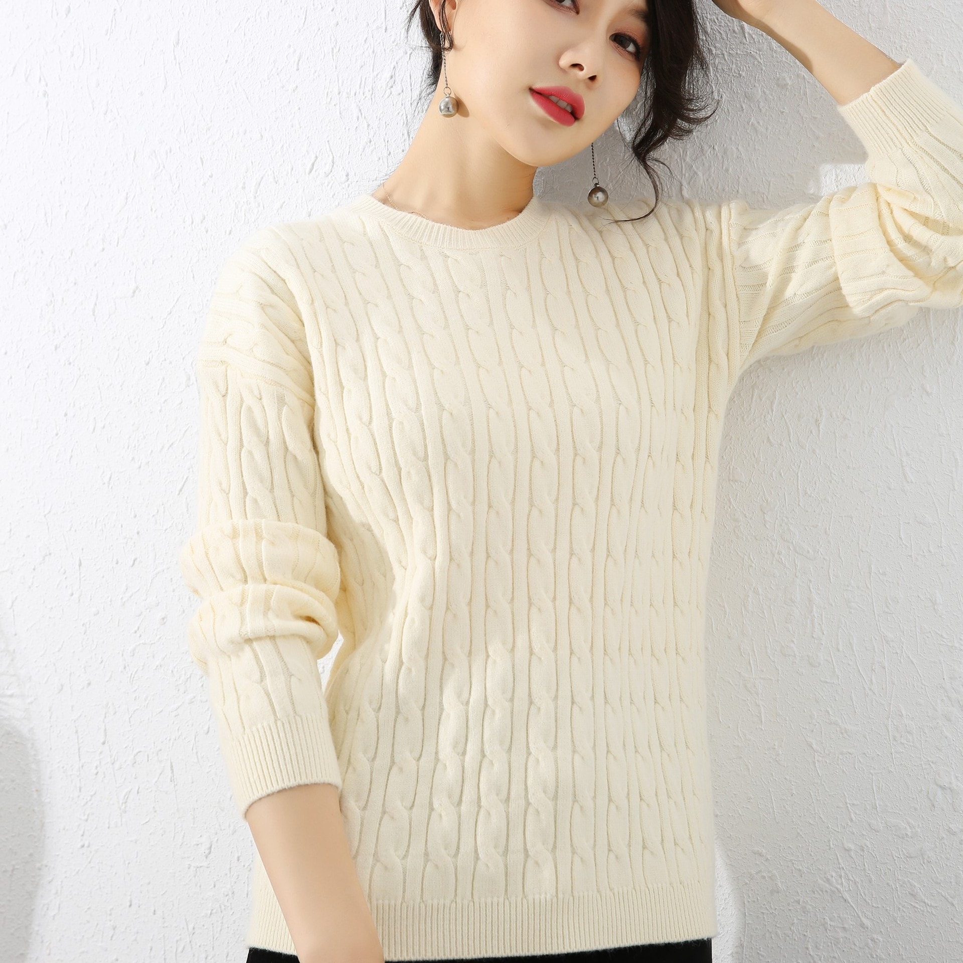 女性用の万能なラウンドネック セーター2025 年秋冬の新作スタイル厚手のニット プルオーバーケーブル ニットショート丈でゆったりとしたニットのベースレイヤー