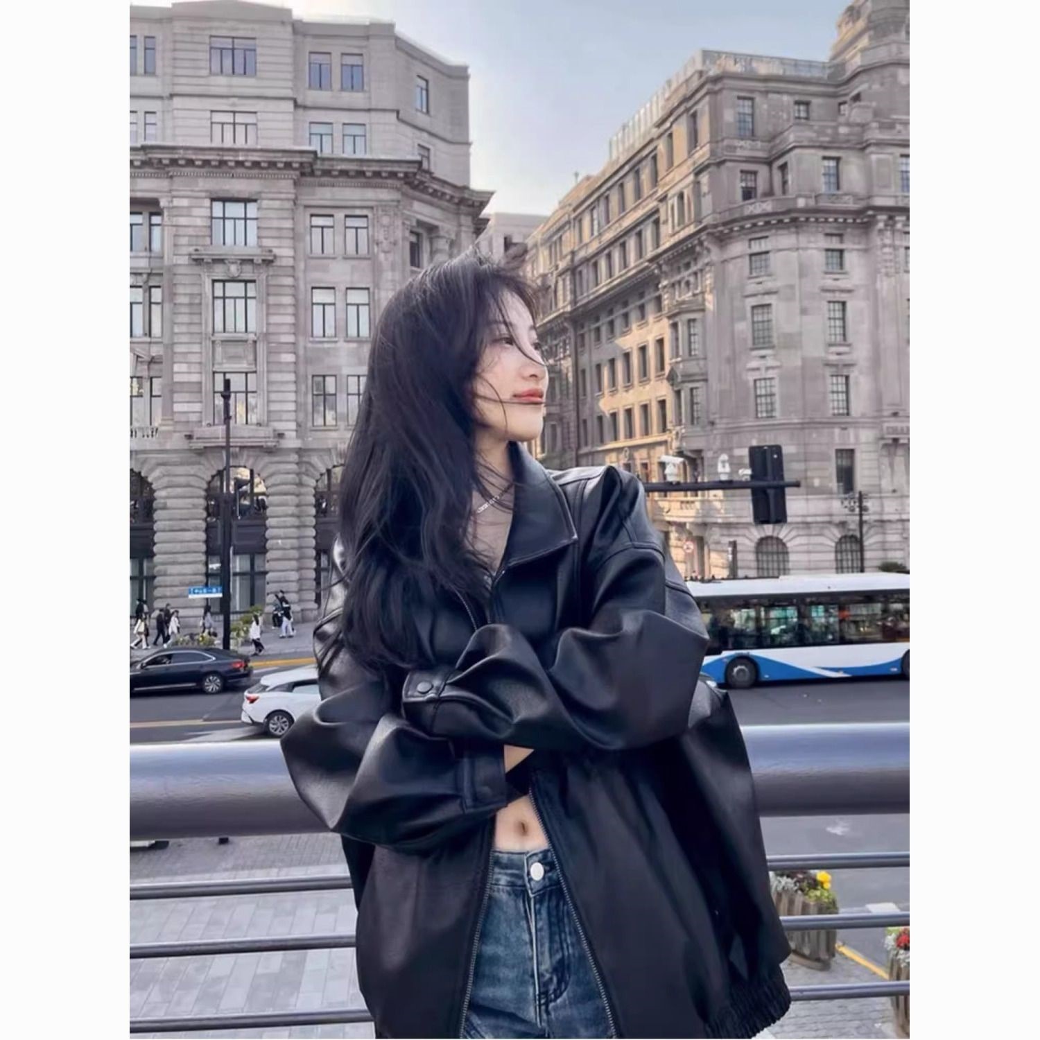 レザージャケットの女性の 2024 春と秋の新しいホットスタイル香港スタイルのレトロな小型ハイエンドオートバイバージョンジャケットトレンド