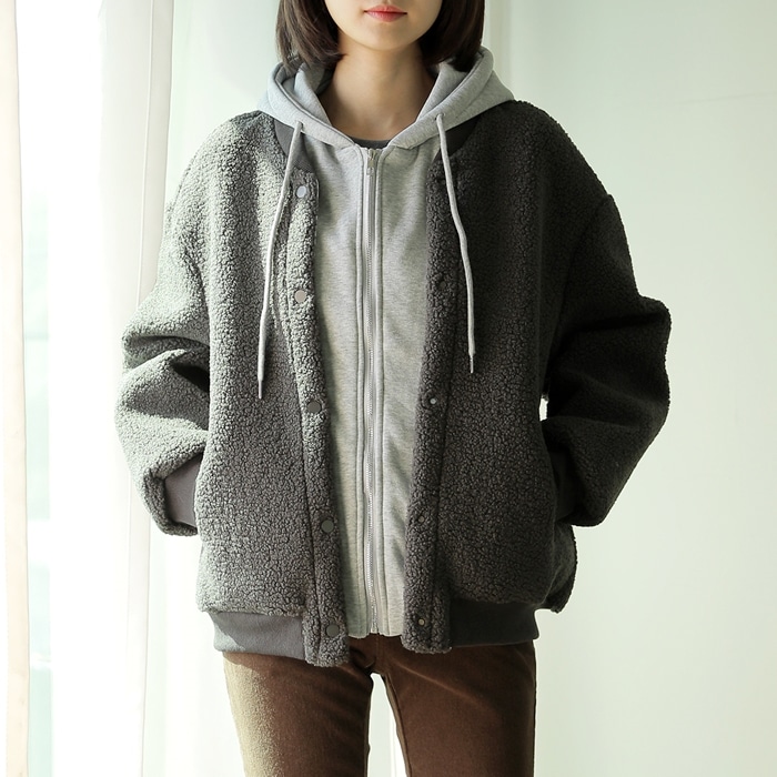 [韓国ファッション] フードレイヤード風 もこもこボアジップアップブルゾン 7,222円