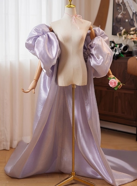 パープル ケープ風ドレス フレア袖 光沢感 背中見せ 優雅なシルエット 音楽会