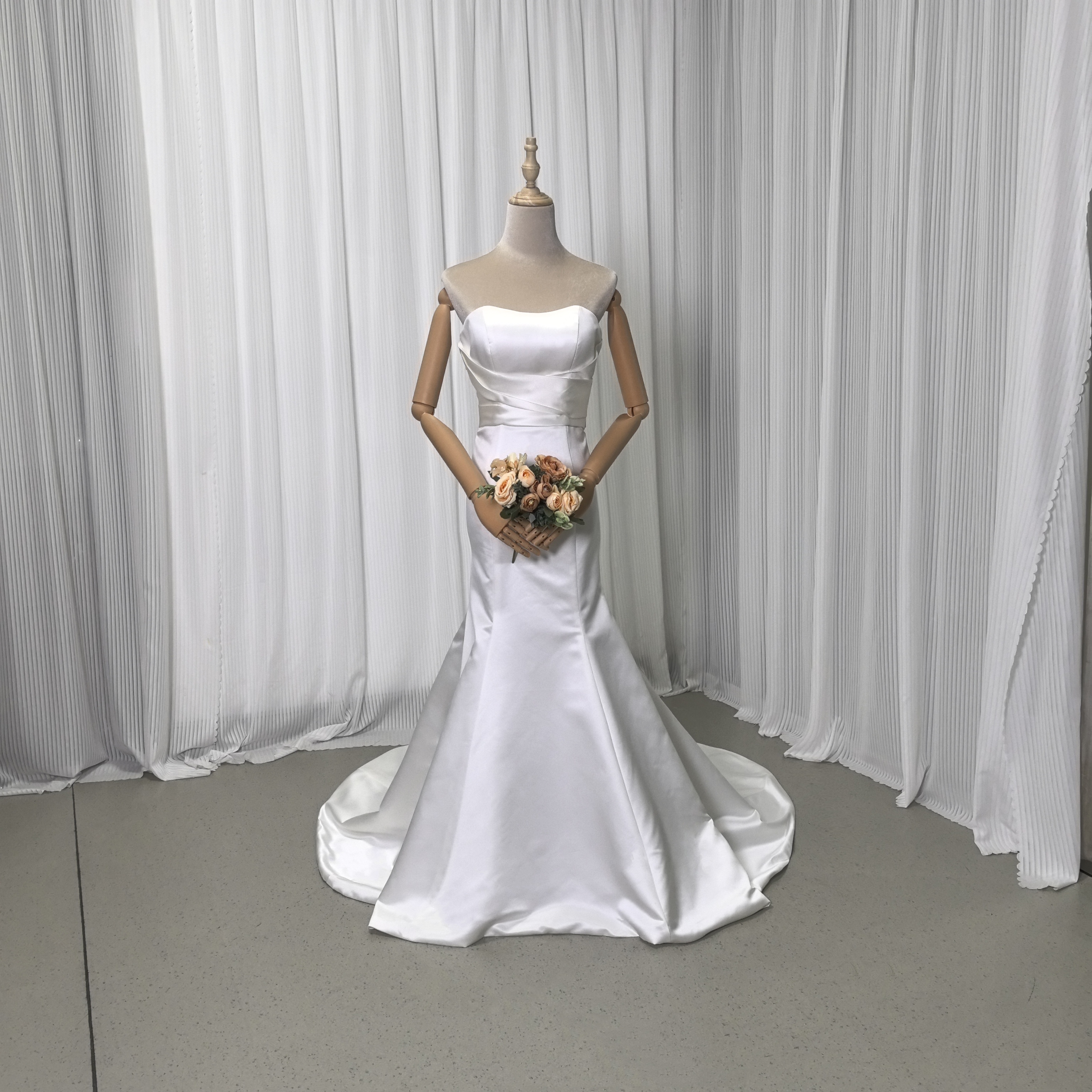 ウエディングドレス ホワイト ベアトップ ファスナー マーメイドライン 光沢サテン 華やかなトレーン