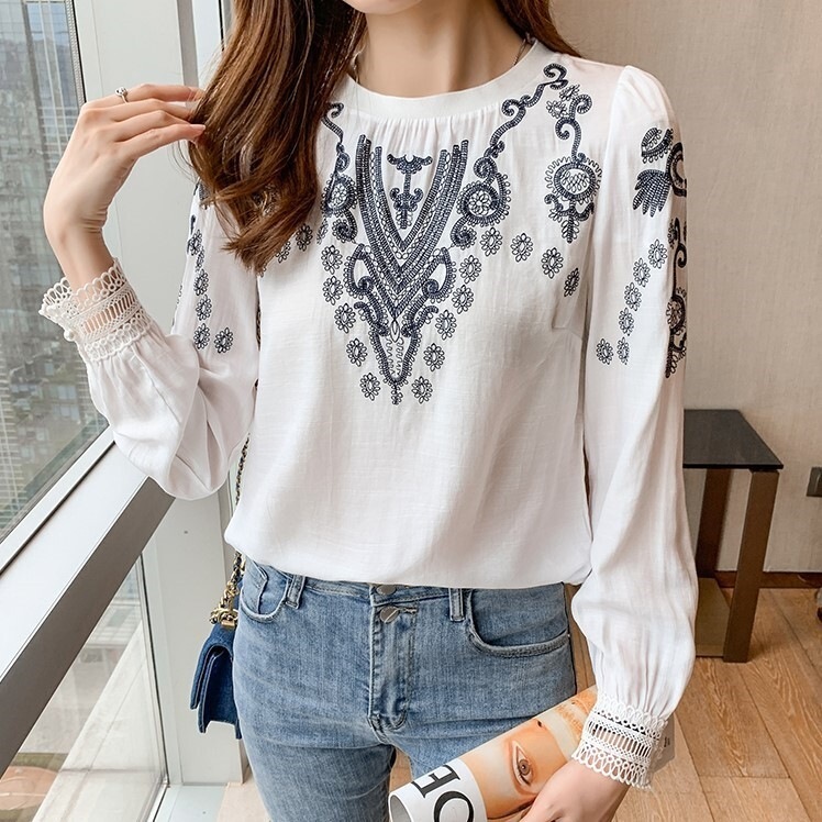 トップス カットソー 白トップス ミディアム丈 袖あり 長袖 パフスリーブ ラウンドネック 襟なし ストレート 刺繍 シフォン 透け感 薄手 かわいい 大人可愛い カジュアル おしゃれ お洒落 レトロ