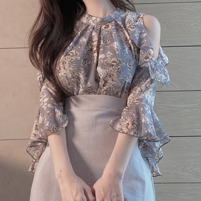 オーバーサイズ オープンショルダー 首元タック 肩出し 肩フリル使い フローラル フラワープリント トップス ブラウス ミディアム丈 カットアウェイショルダー 五分袖 七分袖 フレアカフス 襟付き 5,096円