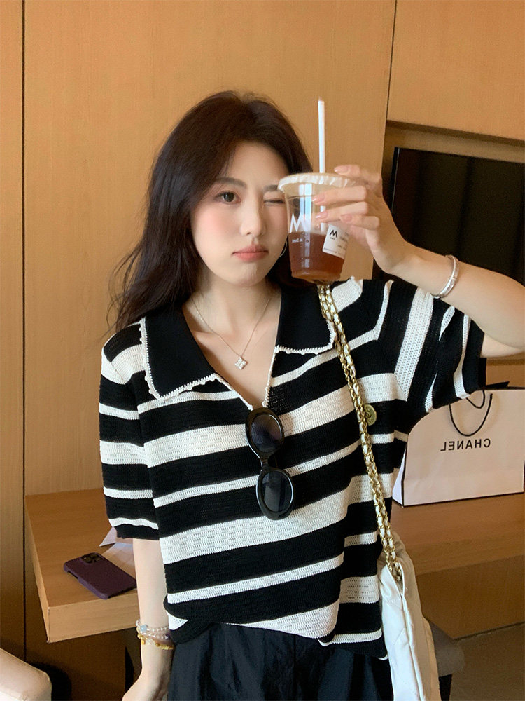 大きいサイズの高弾性アイスシルクストライプ柄入りニットシャツぽっちゃりさん向けの切り替えデザインと透かし彫りの半袖トップス（女性用）