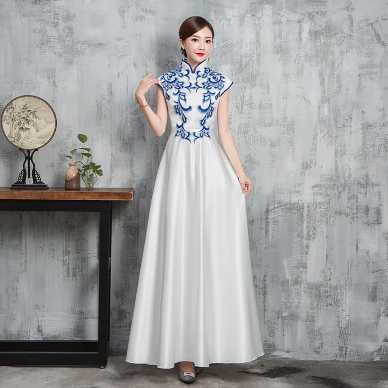 【2枚購入で 3oo円OFF】ミスエチケット賞を歓迎する服を歓迎する青と白の磁器チョンサムパフォーマンス服学生エチケットチーム服ホワイト ペンデ