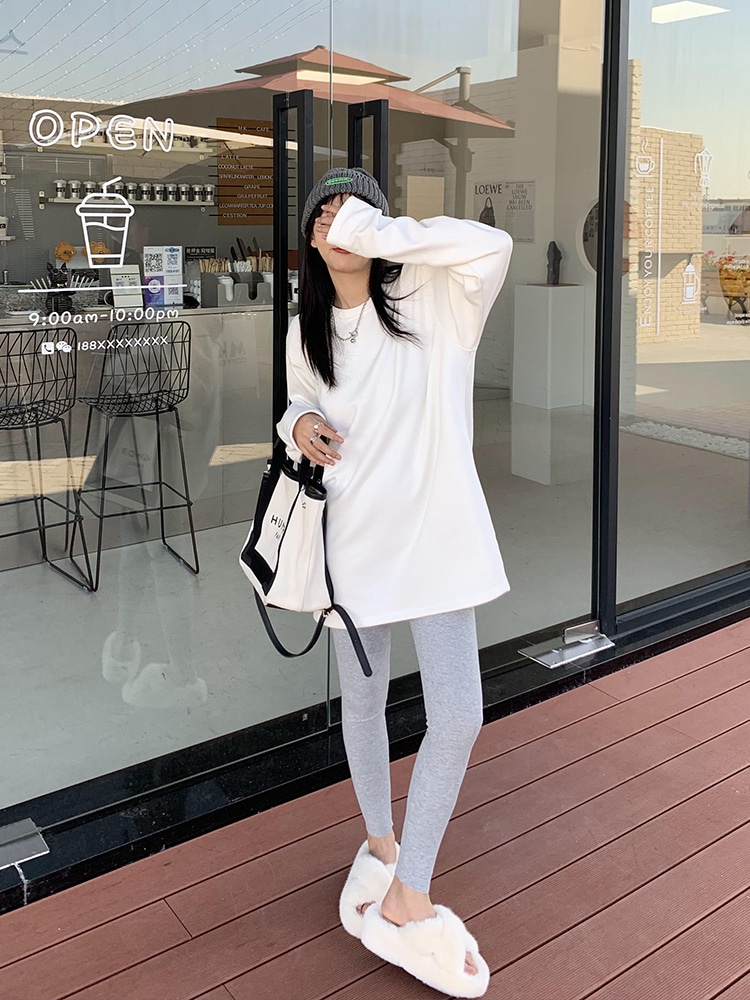 白いブラシをかけられたTシャツの女性長袖緩い中間の長さの純粋で白い内部の最下のワイシャツのトップス