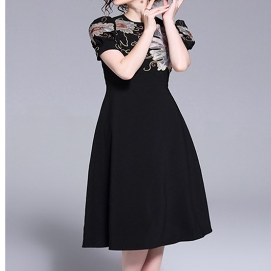 レディース ワンピース 膝下 半袖 ラウンドネック 襟なし Aライン フェミニン 刺繍 ハイウエスト 大人可愛い きれいめ シンプル 上品 おしゃれ こなれ感 ラフ ガーリー 個性的 クール モード系