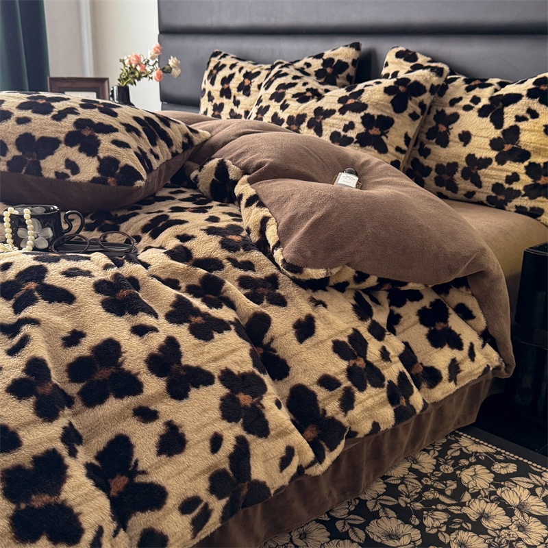 ウサギのぬいぐるみ暖かい4点セット厚みのあるベッドシーツキルトカバーミルクベルベット寝具3点セット