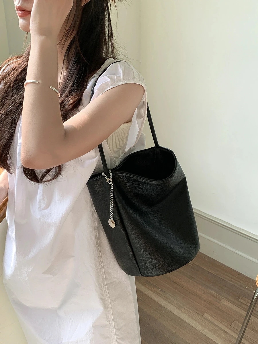 トートバッグ 個性的なデザイン ソフトレザー 夏 合わせやすい 新作 通勤 ショルダーバッグ 大容量 円筒型