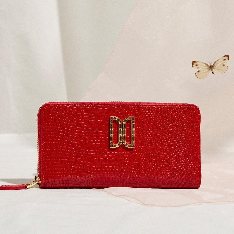 DCWA4E285R2[ALEXA] レッドレザー スワロフスキー DDロゴ装飾 ジッパー 長財布