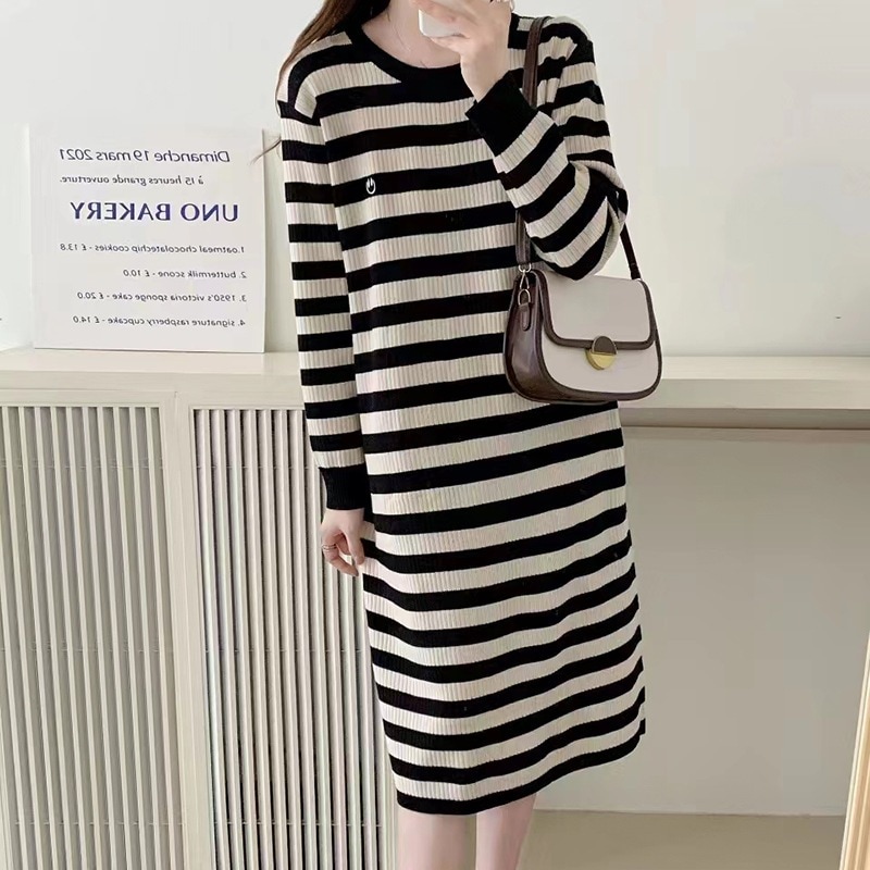 【1つ買うと10つ無料】ストライプコントラストのニットドレス2025秋と冬のハイレベルの長袖ストレートスカート