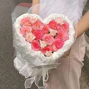 バラの花束は花の石鹸の花の永遠の花の彼女の誕生日プレゼントを模倣します