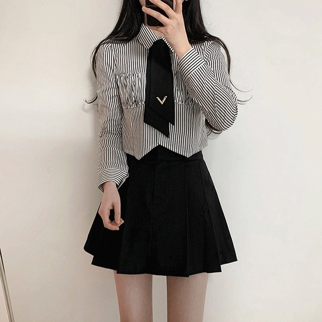 テリ ストライプ ポケット 肩肩章 Vリボンタイ クロップシャツ ブラウス (アイボリー/ブラック)
