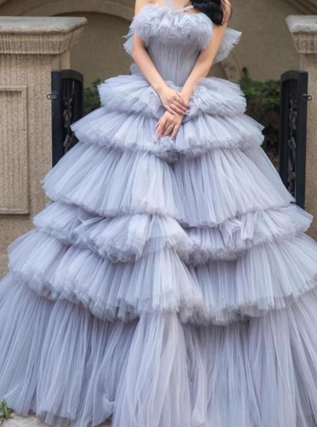 カラードレス ライトブルー ベアトップ 柔らかく重ねたチュールスカート キラキラ ボリュームドレス 花嫁