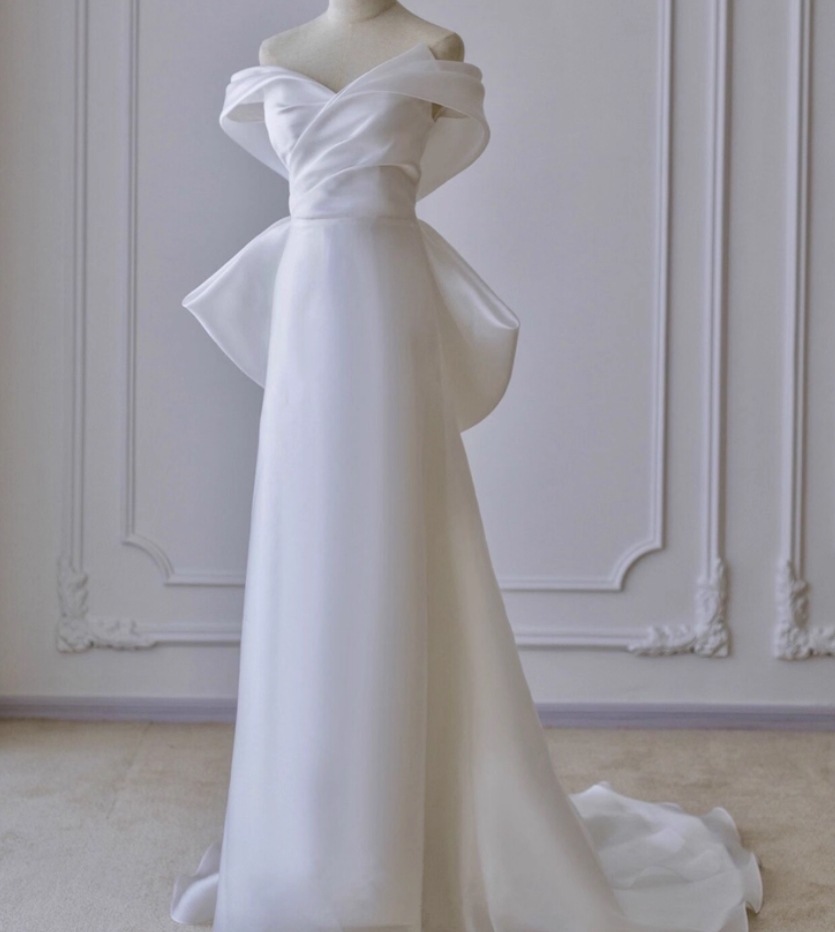 ウェディングドレス オフショルダー 優雅なシルエット 豪華なバックリボン 大人っぽい 結婚式