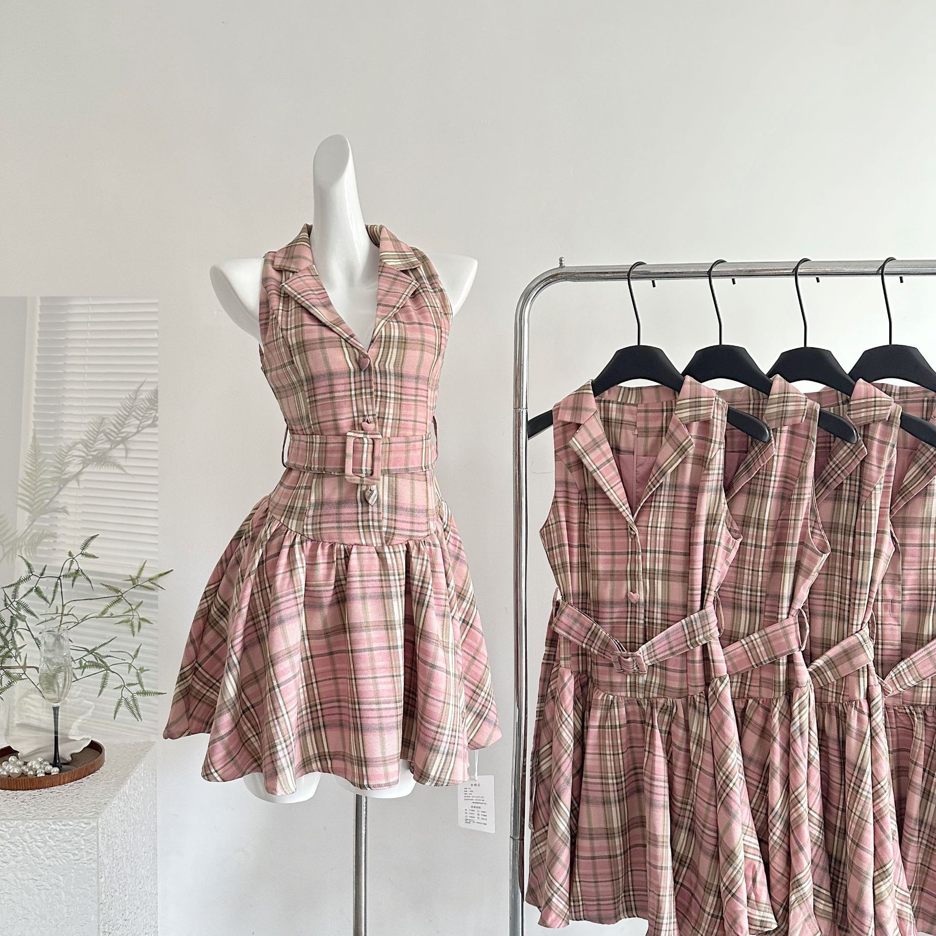 【急速出荷】ピンクチェストボードチェック柄開襟ウエストを収めたデザイン感のスリムなノースリーブのショートワンピース
