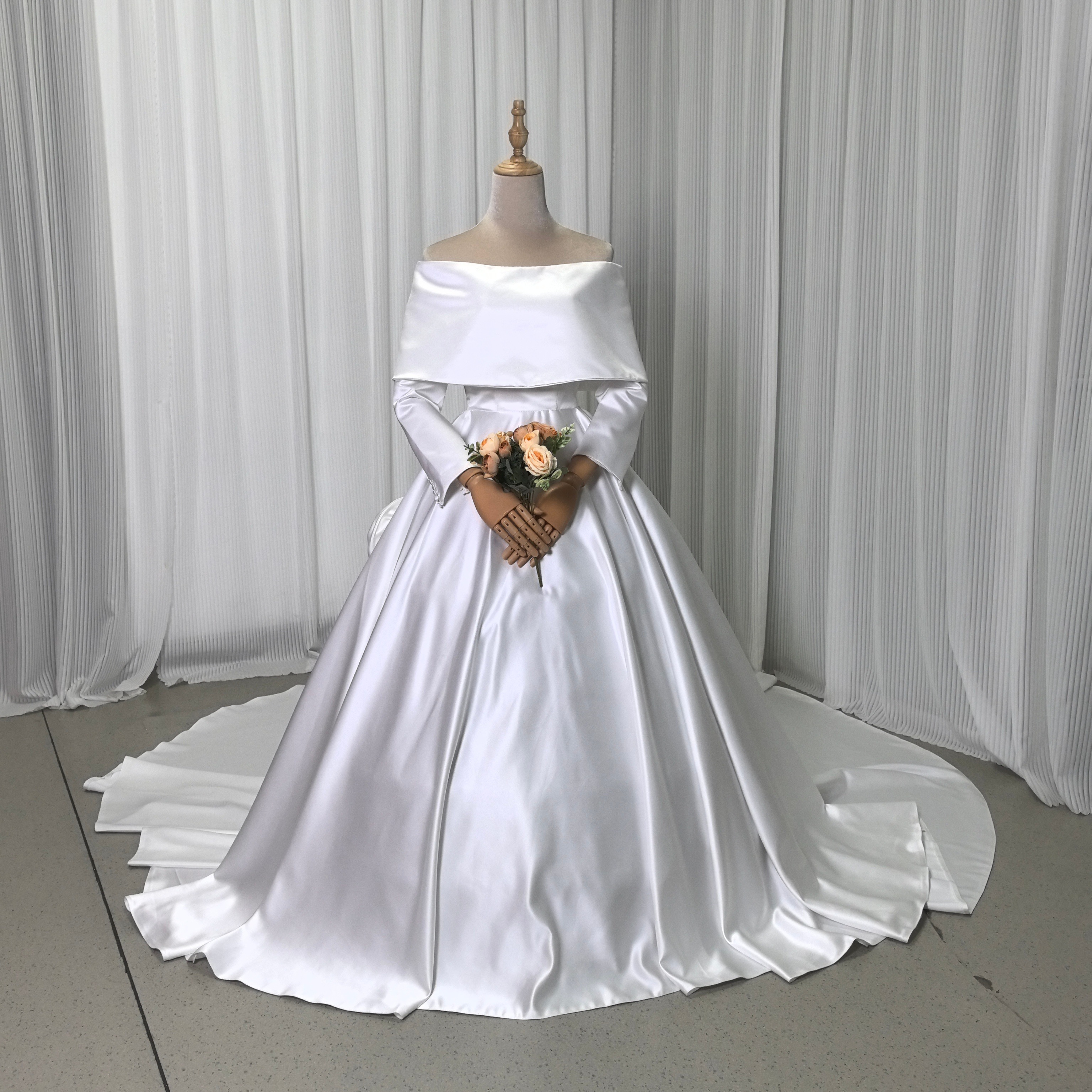 上品！ウェディングドレス エレガント 光沢サテン 取り外しオフショルダー 豪華なバックリボン 披露宴