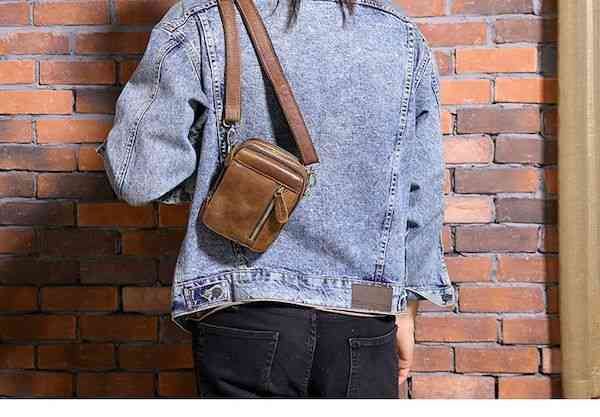 ショルダーバッグ メンズ 大きめ かっこいい 春 縦型 小さめ トートバッグ 多収納 30代 40代 秋 おしゃれ 革 冬 2WAY ブランド 本革 50代 大人 鞄 黒 レザー ボディバッグ 軽量