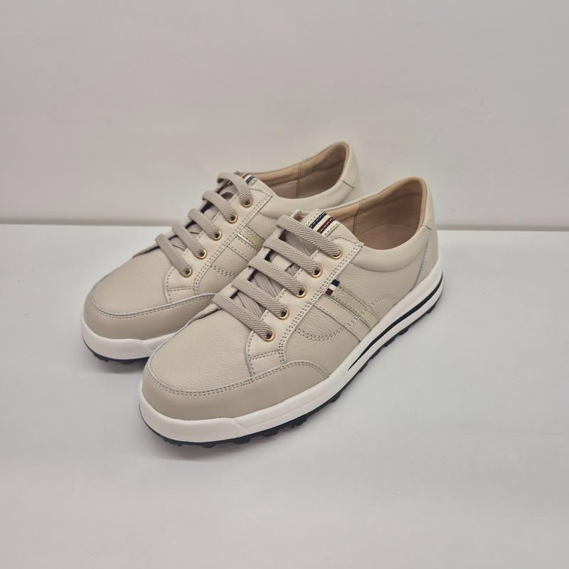 女性用ソフトで軽量なスニーカー FR474A