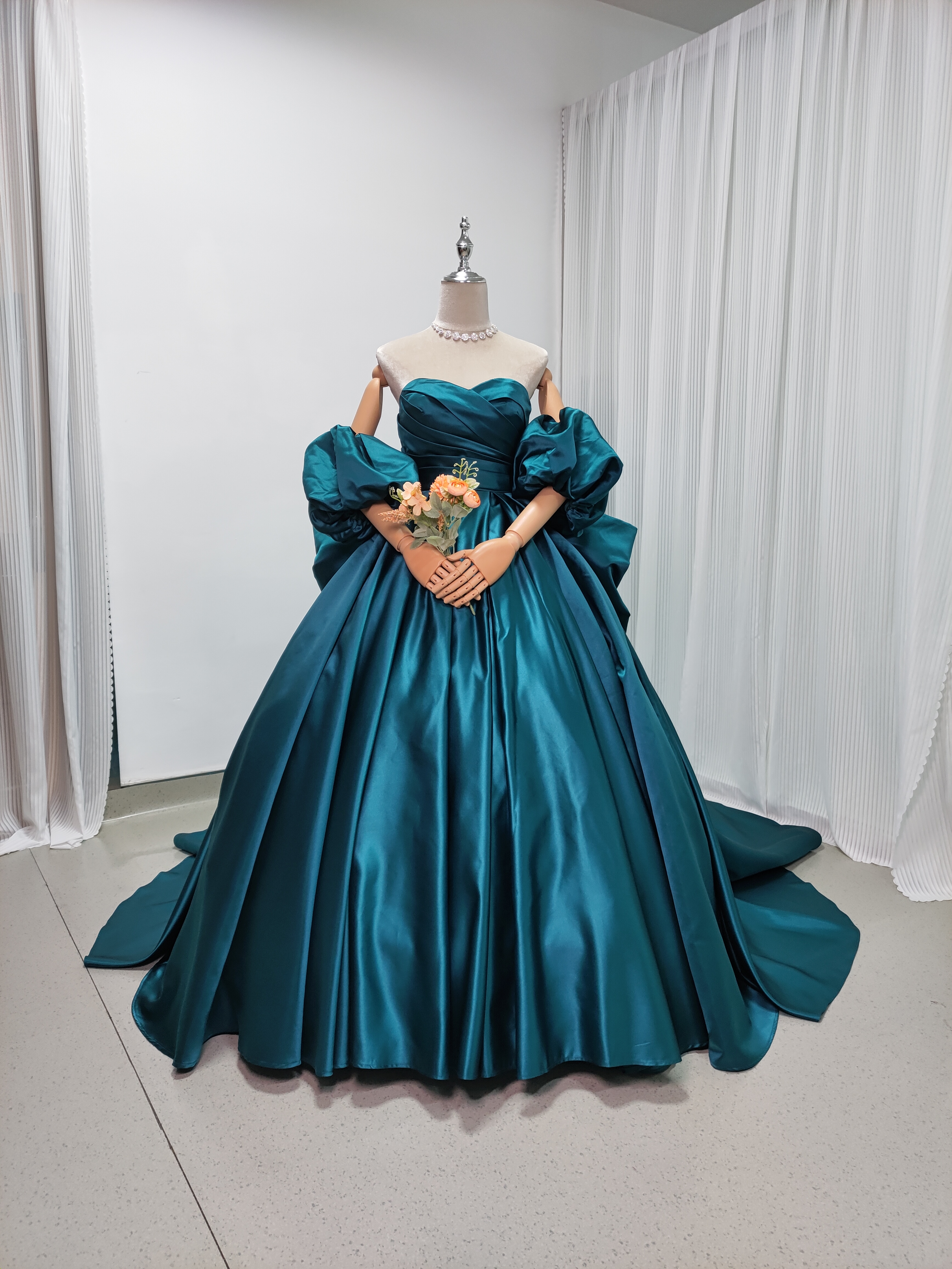 クラシカル カラードレス ジュエルブルー ベアトップ パフスリーブ ファスナー 豪華なバックリボン 花嫁/前撮り