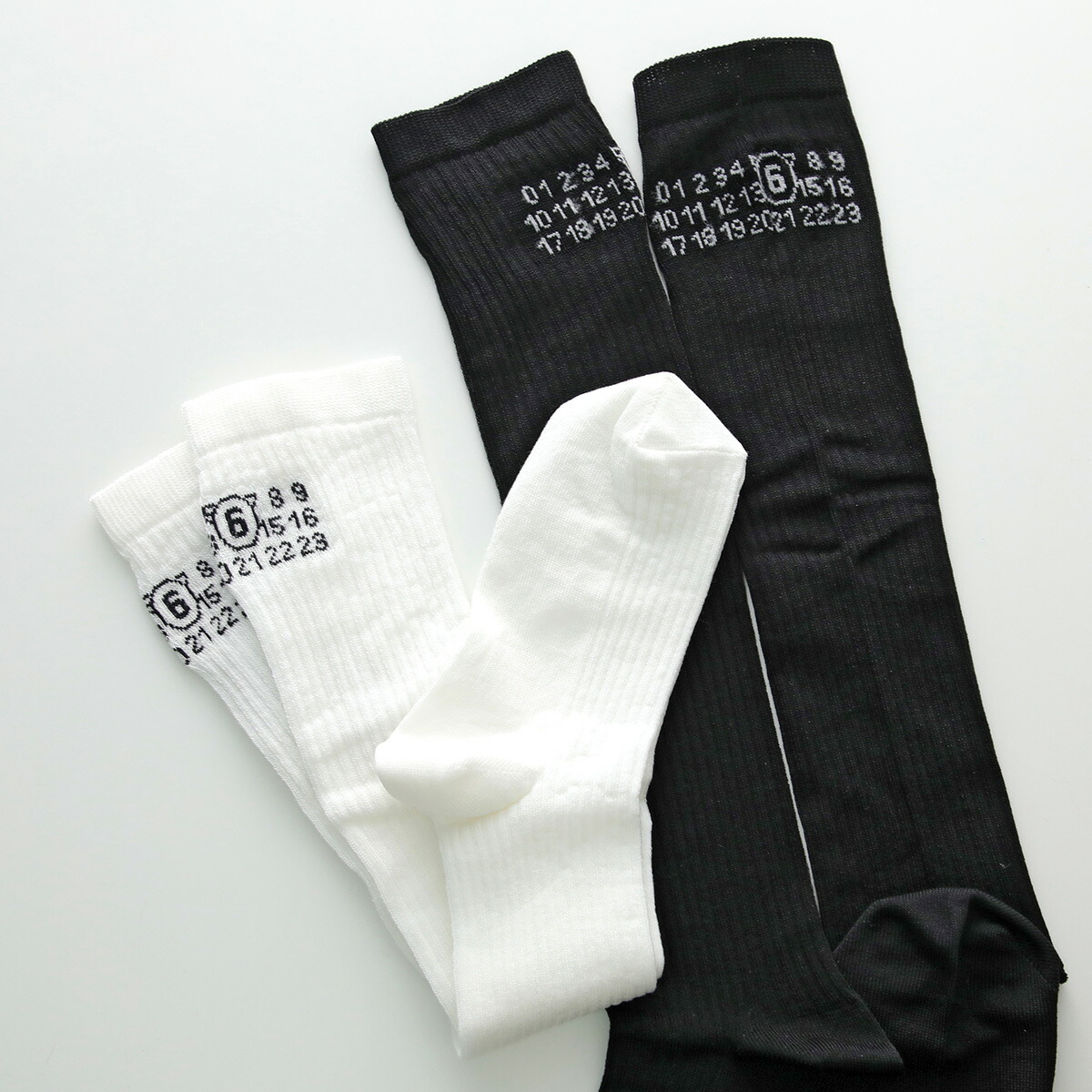 MM6 エムエムシックス メゾンマルジェラ ニーハイソックス S52TL0038 M13244 レディース リブ ナンバリングロゴ 靴下 カラー2色 S52TL0038M13244900