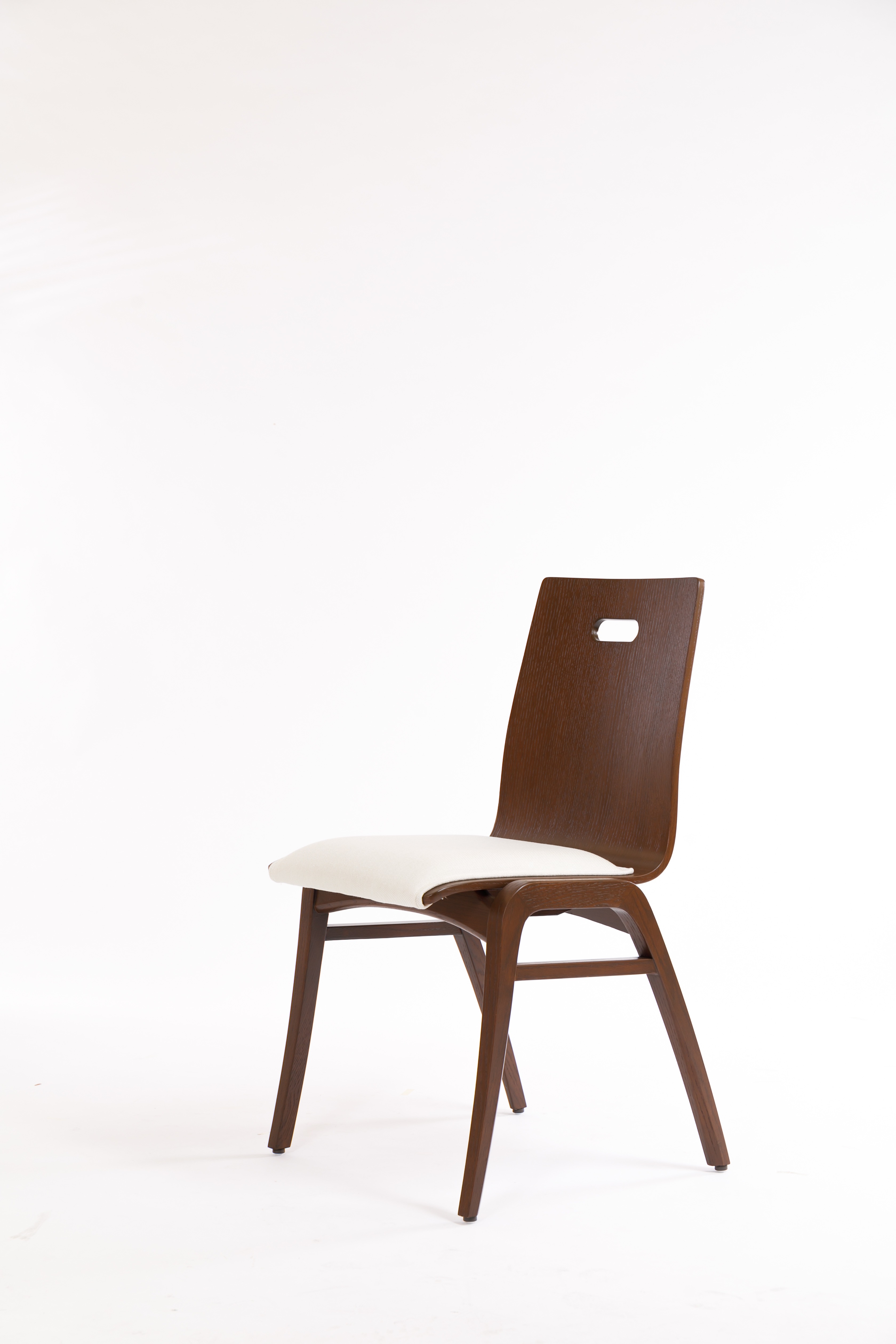 ２脚セット 軽量4.5kg 木製スタッキングチェア ダークブラウン色（10脚まで積み重ねが可能）