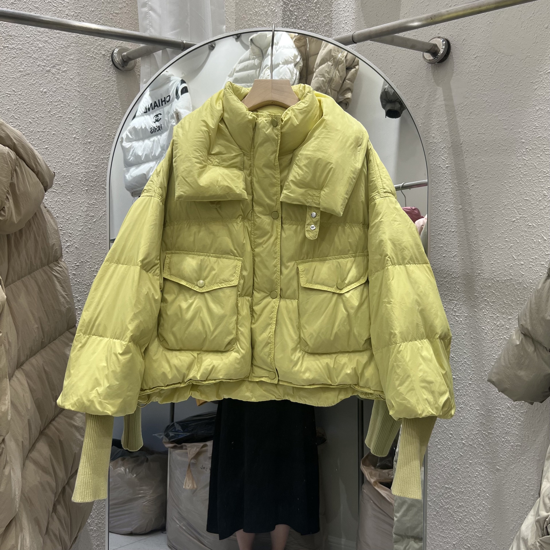 女性用の新しいフード付きショート丈ホワイトダウンジャケット冬デザイン韓国風ゆったりフィット小柄リブ編みが厚め