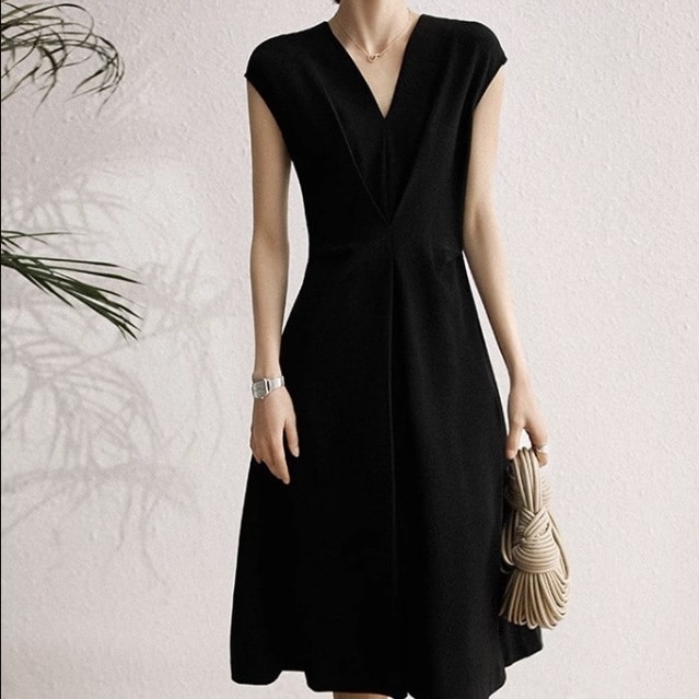 ワンピース フレアワンピース 膝丈 ひざ丈 半袖 フレンチスリーブ Vネック 襟なし フレア ウエストマーク 薄手 かわいい 大人可愛い きれいめ シンプル 上品 おしゃれ お洒落 大人女子 こなれ感