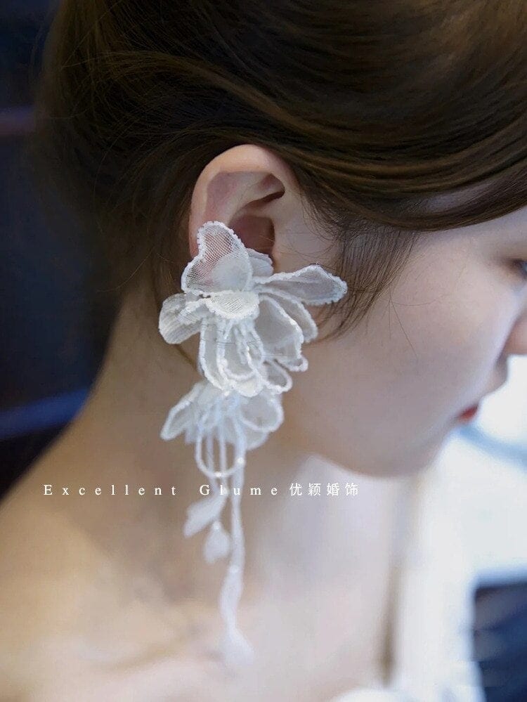 【幸運】クリスタルヤーンフラワータッセルイヤリングブライダルヘッドウェアホワイトガーゼドレススタジオ