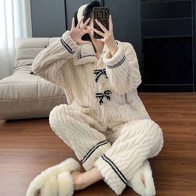 パジャマ女性モデル女性用部屋着厚手ギャザーのプリンセス風保温スーツ
