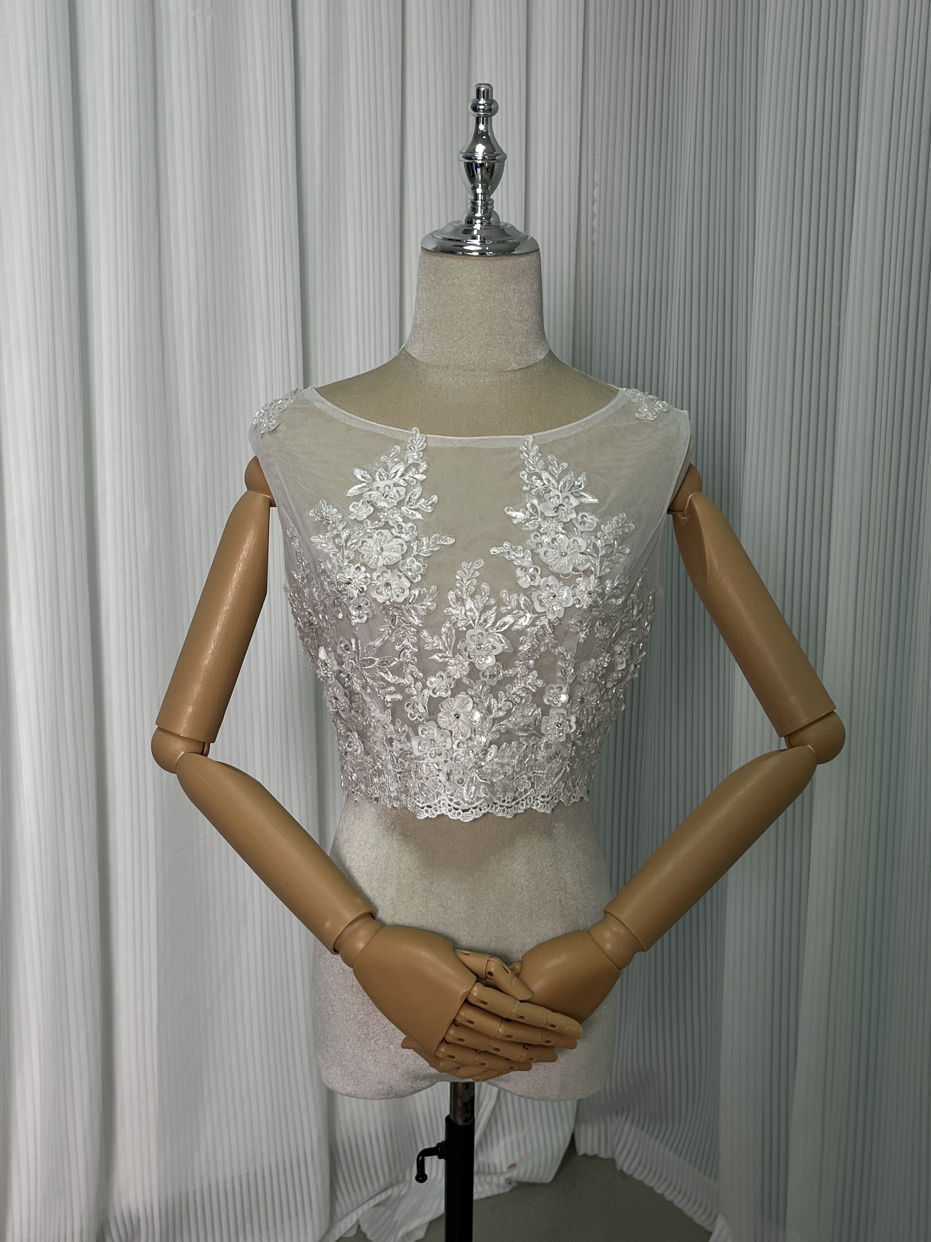 ボレロ ノースリーブ ラウンドネック キラキラ光る刺繍 くるみボタン 結婚式 11,088円