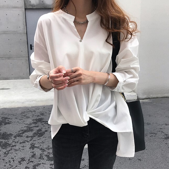 フロント裾ねじり アンバランスヘム スキッパー トップス ブラウス ミディアム丈 チュニック丈 長袖 パフスリーブ ボリューム袖 袖口タック Vネック シンプル カジュアル きれいめ 上品 おしゃれ