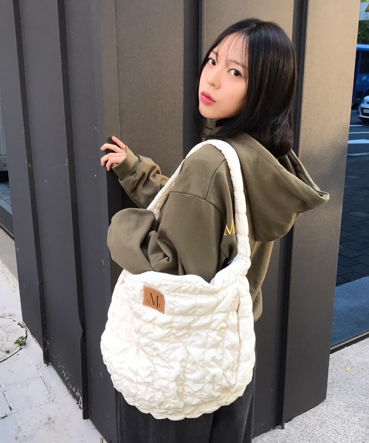 2025 新商品 コミ キルティング ショルダーバッグ 男女共用 (2color) 韓国の人気ファッションブランド