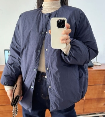 レディース トップス アウター 上着 羽織 ミディアム ノーカラーコート 長袖 ラウンドネック 襟なし バルーン フェミニン ふっくら ポケット 前開き 異国風 ボタン 厚手 中綿 ナイロン きれいめ