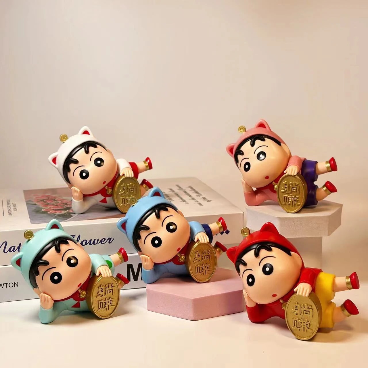 お金を稼ぐために横たわるかわいい横向きに寝そべるしんのすけ古典的な子供向けアニメフィギュアモデル