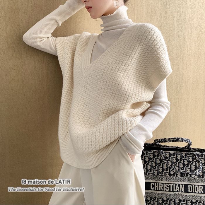 旬なレイヤードコーデを楽しめるVネックニットベスト　セーター　夏　着回し　レイヤード　ルーズシルエット　重ね着　シンプル　オフィス　オシャレ