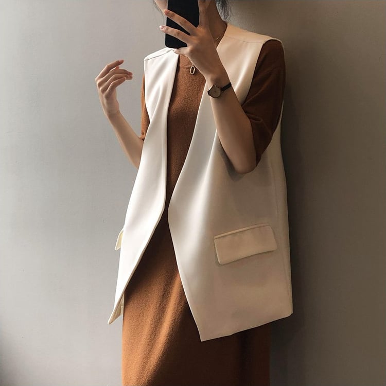 アウター 上着 ジレ ベスト ノーカラーベスト チュニック丈 無地 ボタンレス バックシャン バックコンシャス 体型カバー 肌見せ きれいめ 大人 上品 エレガント 抜け感 こなれ感 シンプル lou