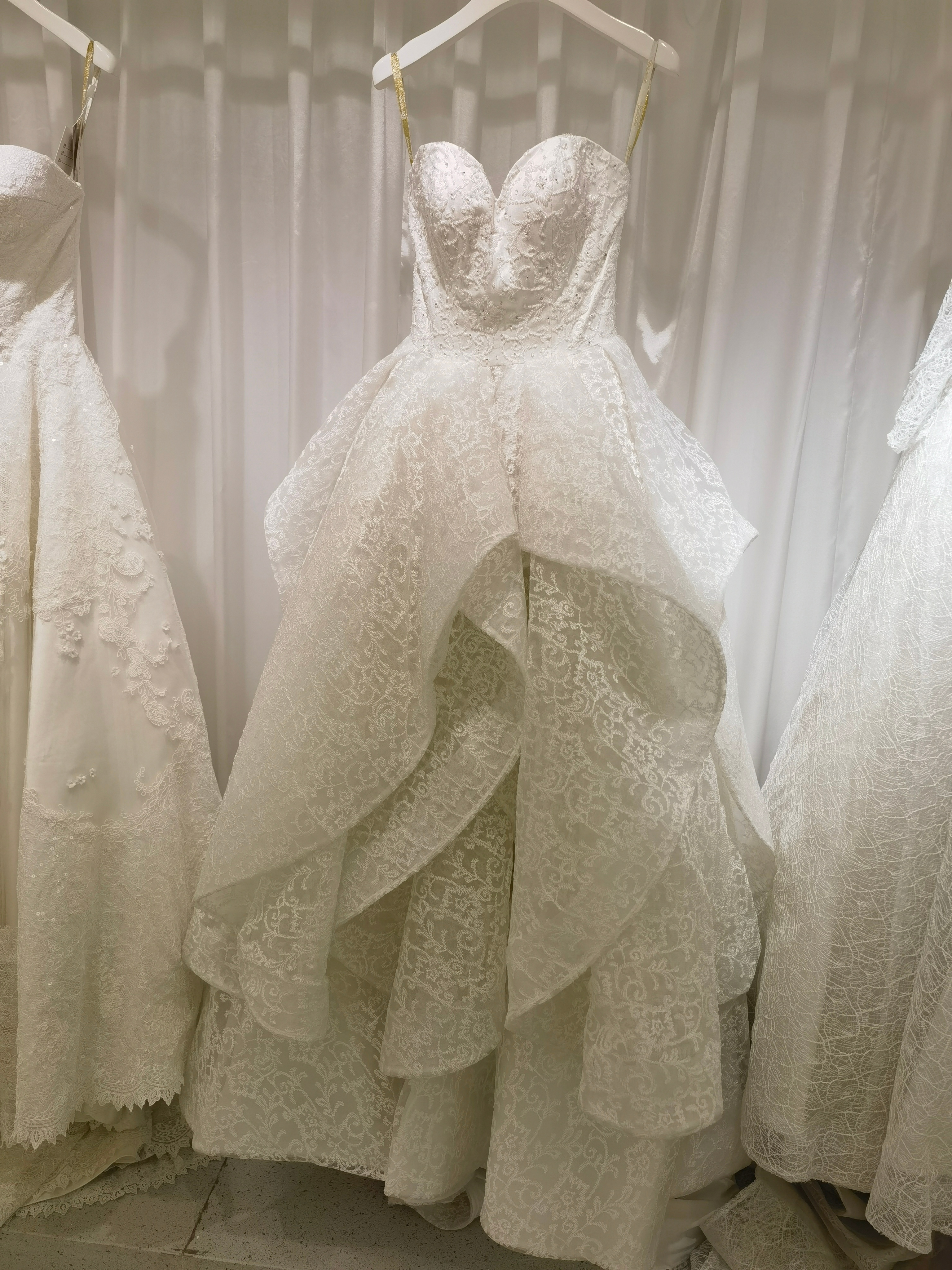 フランス風 ウエディングドレス ベアトップ ラッフルフリル 贅沢な総レース 披露宴/前撮り