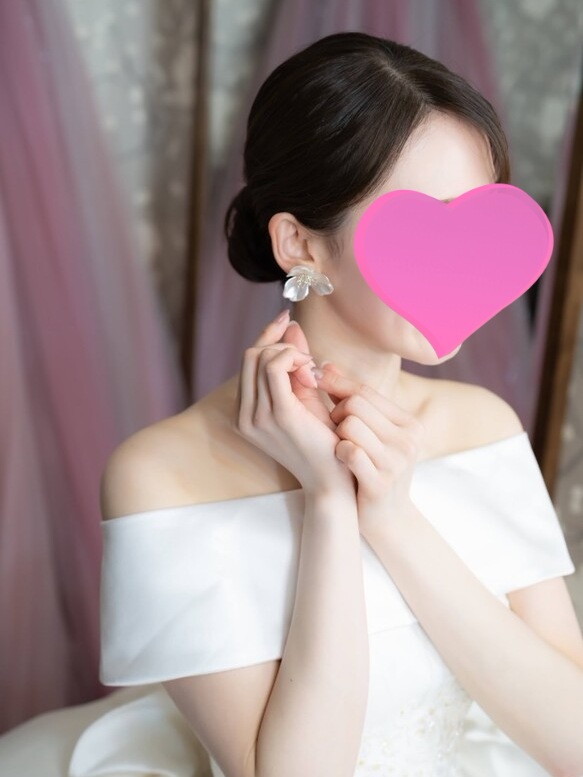 実例写真！取り外しオフショルダー オフホワイト くるみボタン 光沢サテン 色直し 結婚式 前撮り
