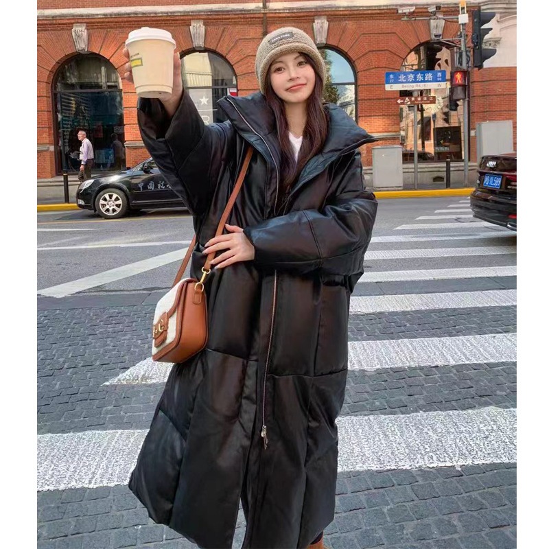 ヨーロッパプロテインレザー 2024 冬の新コットンコートロング肥厚パンコート女性のための PU レザーカップルコットンコートジャケット