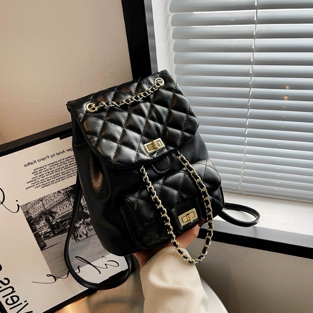 バッグ ショルダー リュック 肩がけ 手持ち 大容量 多収納 便利 自立 スクエア ポケット チェーン かわいい 大人可愛い きれいめ シンプル 上品 お洒落 レトロ アジアン エスニック