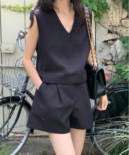 セットアップ シンプルな V ネックのノースリーブトップとショートのセット レディース