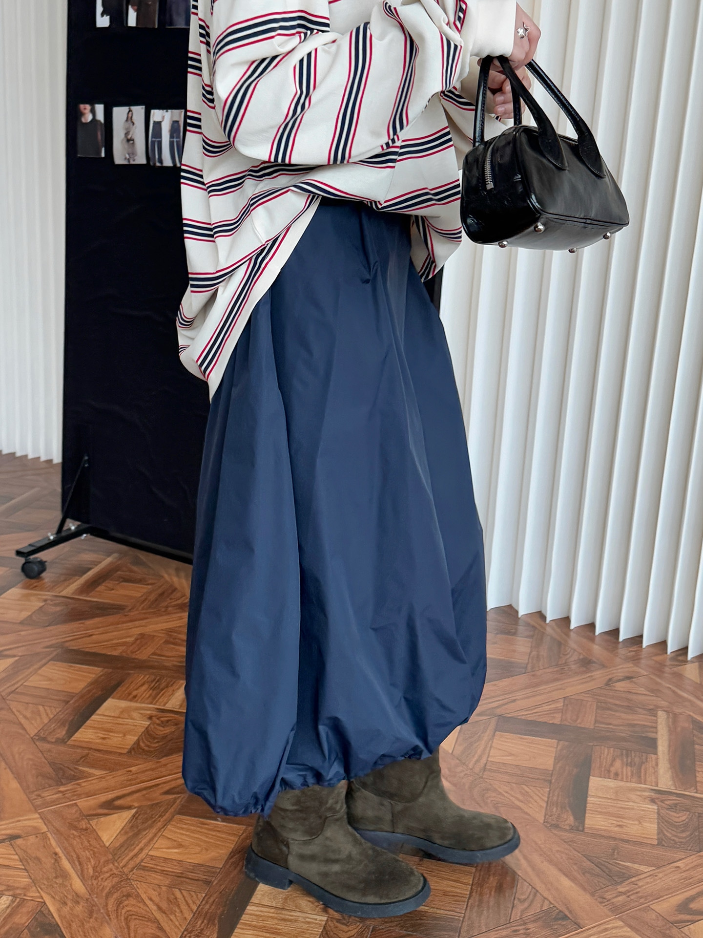 盧浮早春の新型日系カジュアル街のつぼみの半身のスカートはふわふわしていてやせている中のロングスカートの女性が見えます