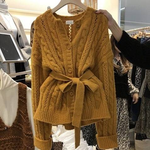 ニットカーディガン トップス レディース 長袖 秋 冬 無地 アプリコット パープル イエロー 3色展開 フロントボタン 前開き ウエストリボン 休日 お出かけ 普段使い 着回し ファッション おしゃ