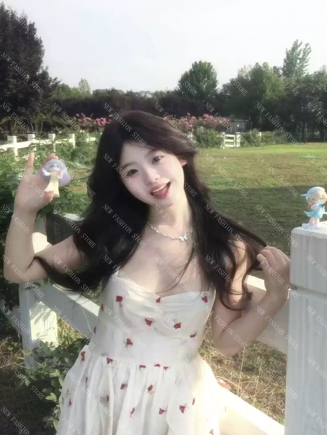 キャミソールドレスの女性-56