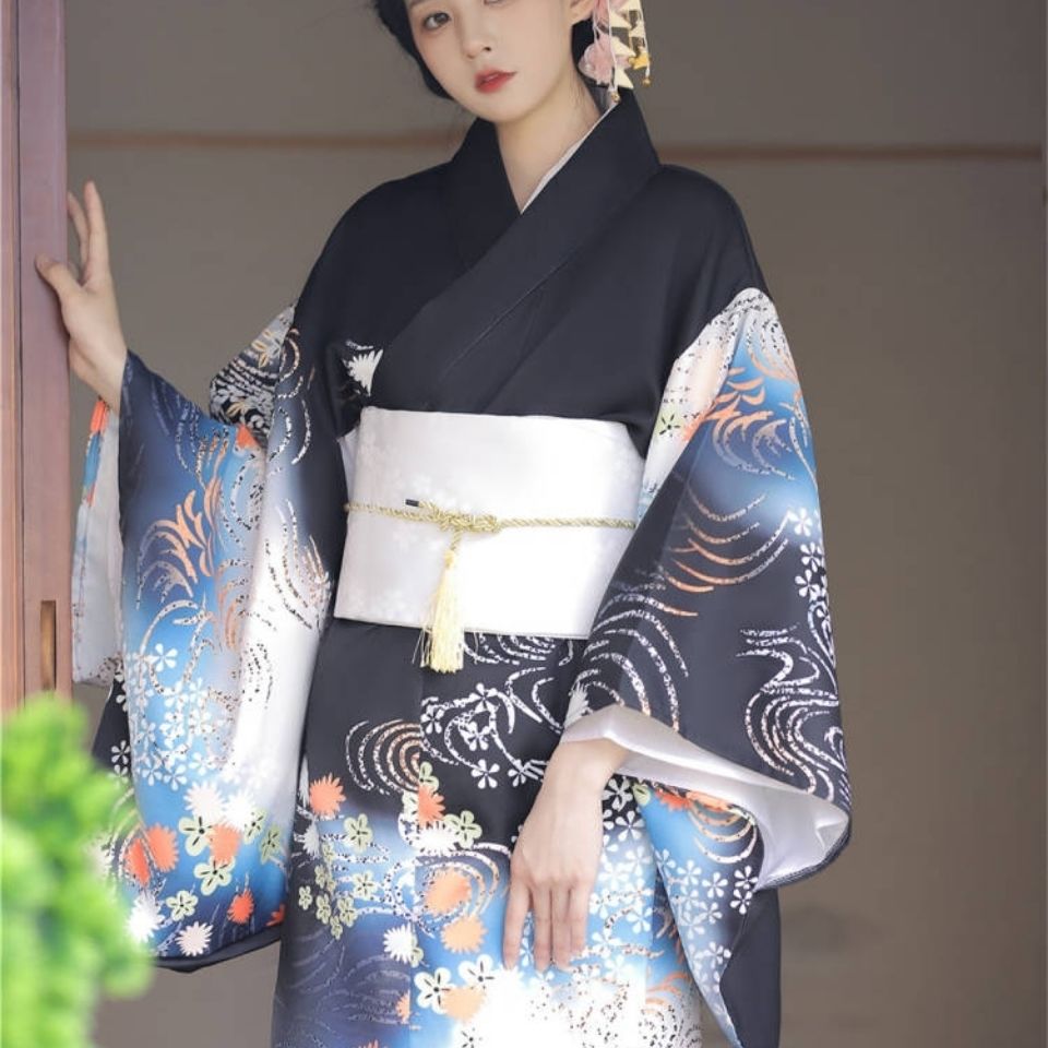 神明の少女の着物の女性の暗黒は大気の個性を改良します