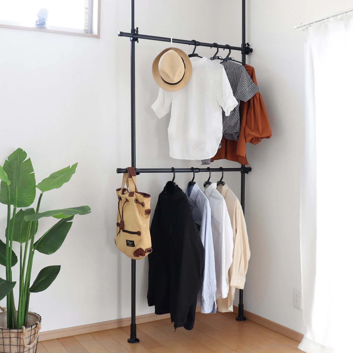ハンガーラック 突っ張り 2段 マットブラック 幅56ー95cm 高さ200ー275cm つっぱり ラック スリム 突っ張りハンガーラック 伸縮式 壁面収納 突っ張りラック 天井突っ張り