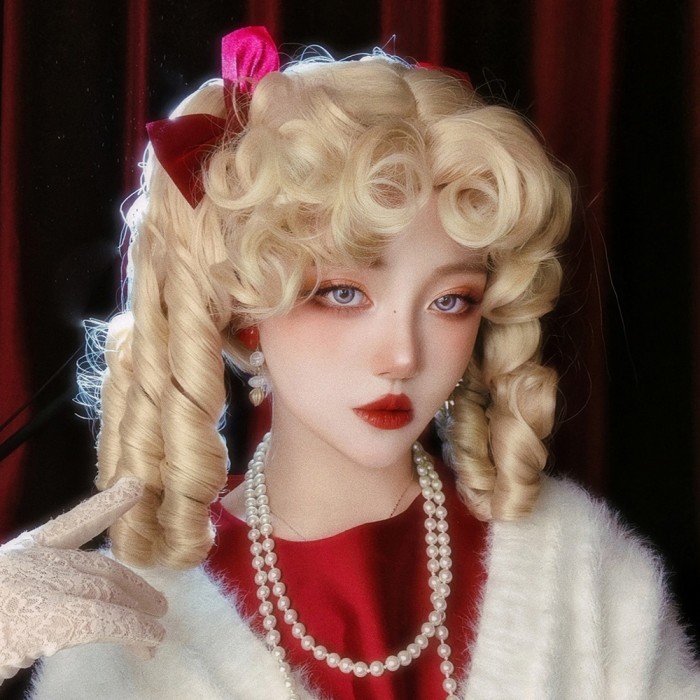 中世の貴族風 巻き毛 ゴールド髪 フルウィッグ かつら 女性 長髪 ミディアム丈 ミディアムウィッグ ロリータ 前髪あり 自然 可愛い コスプレ 耐熱ウィッグ 小顔効果 コスチュ